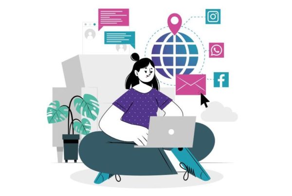 Fille qui travaille sur un ordinateur